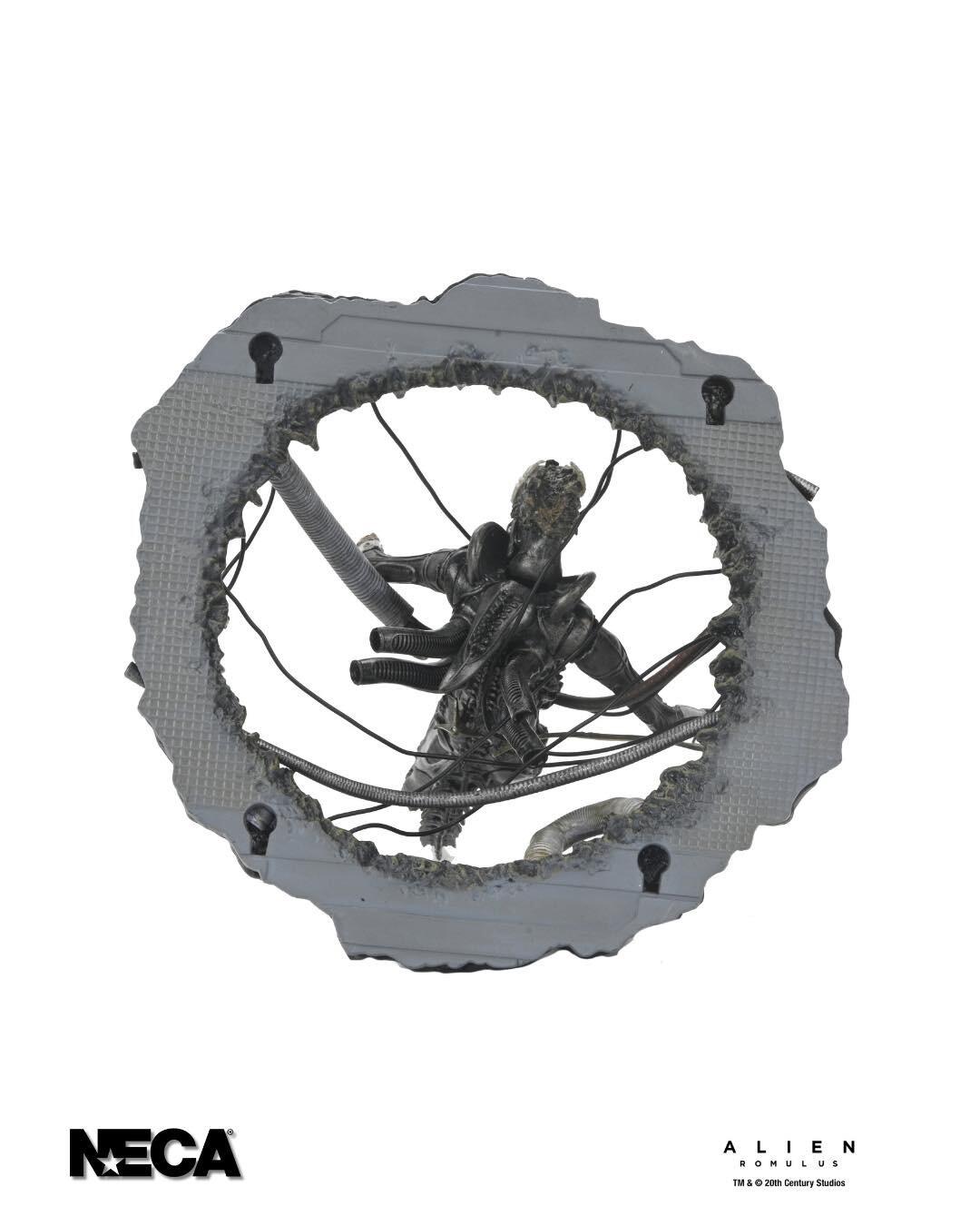 Alien: Romulus Deluxe 7 Inch Scale Ultimate Action Figure - Suspended Lab Xenomorph XX121