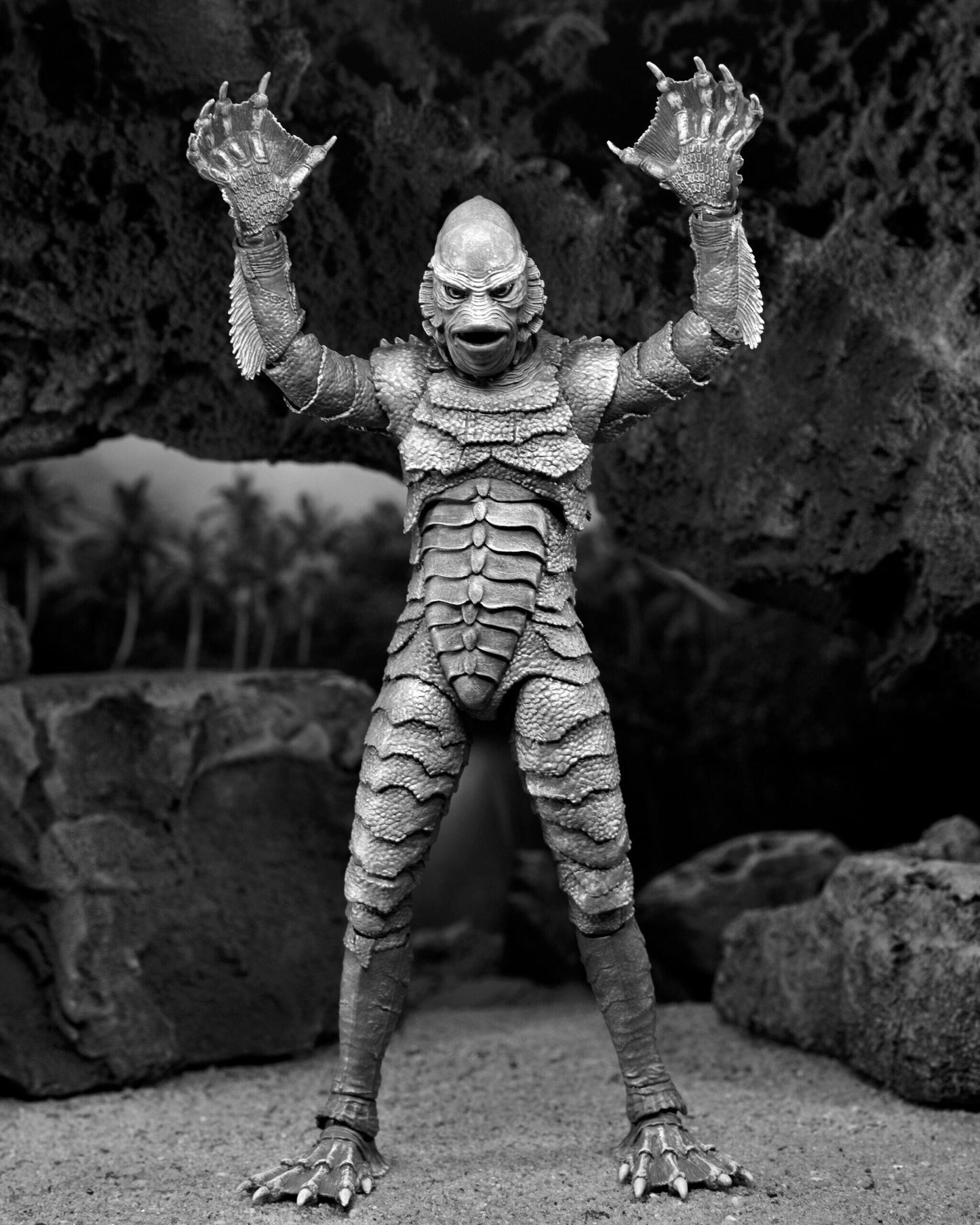 Universal Monsters Ultimate 7 Inch Scale Action Figure - Creature from the Black Lagoon (Black and White)