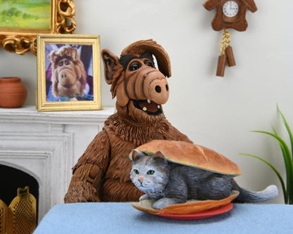 ALF Ultimate 7 Inch Scale Action Figure - ALF (Alien Life Form)