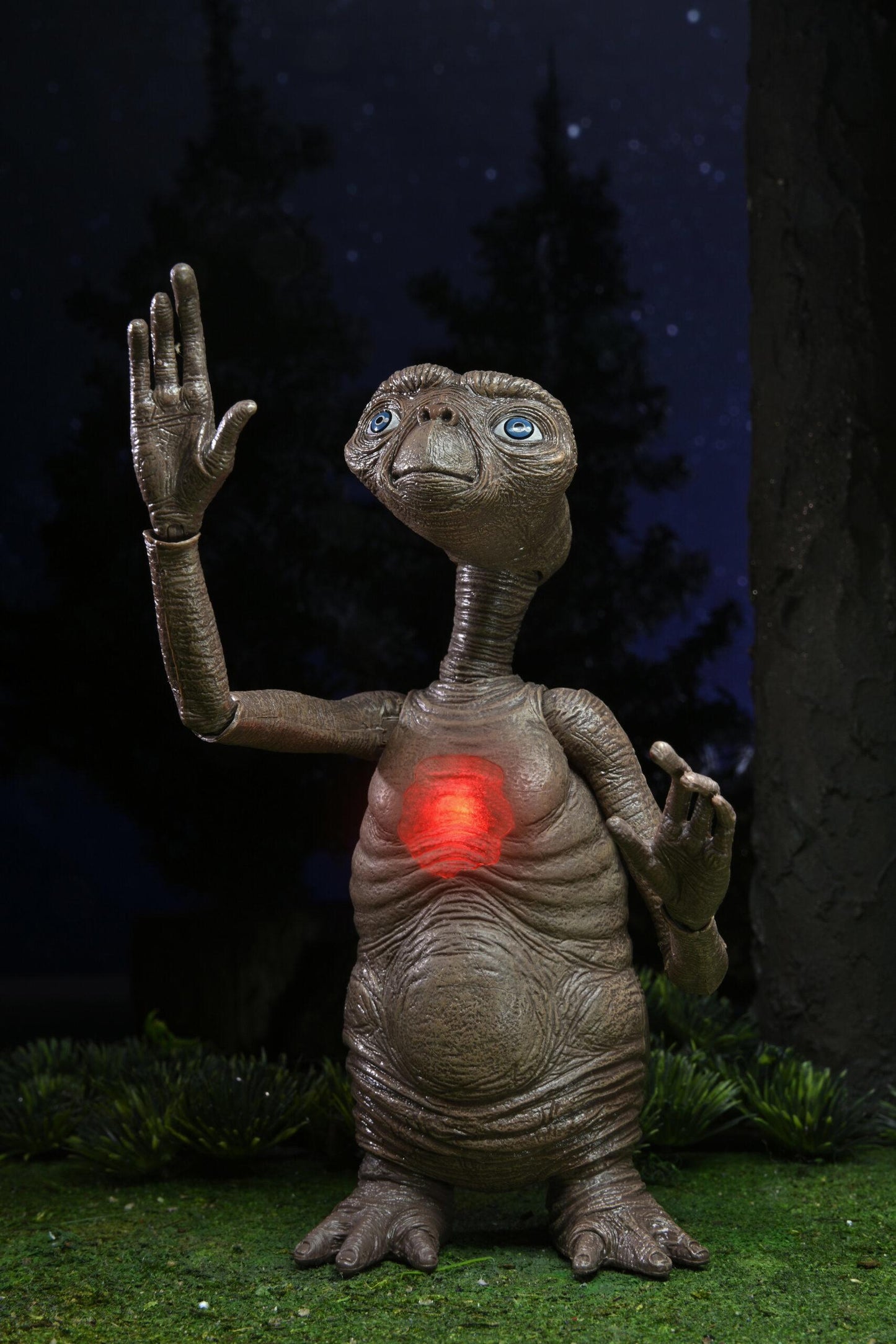E.T. 40th Anniversary Deluxe Ultimate 7 Inch Scale Action Figure - E.T. with LED Chest