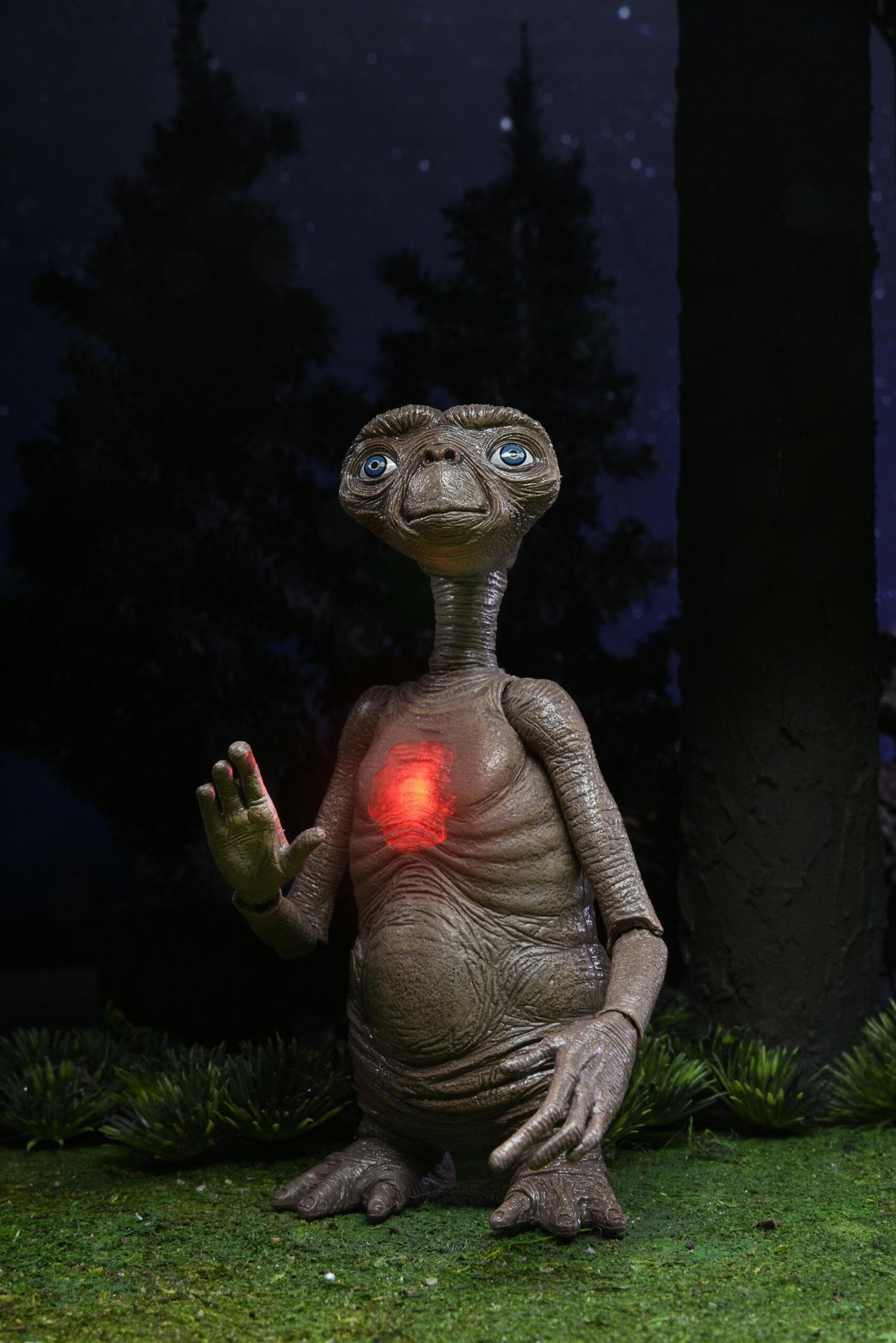 E.T. 40th Anniversary Deluxe Ultimate 7 Inch Scale Action Figure - E.T. with LED Chest
