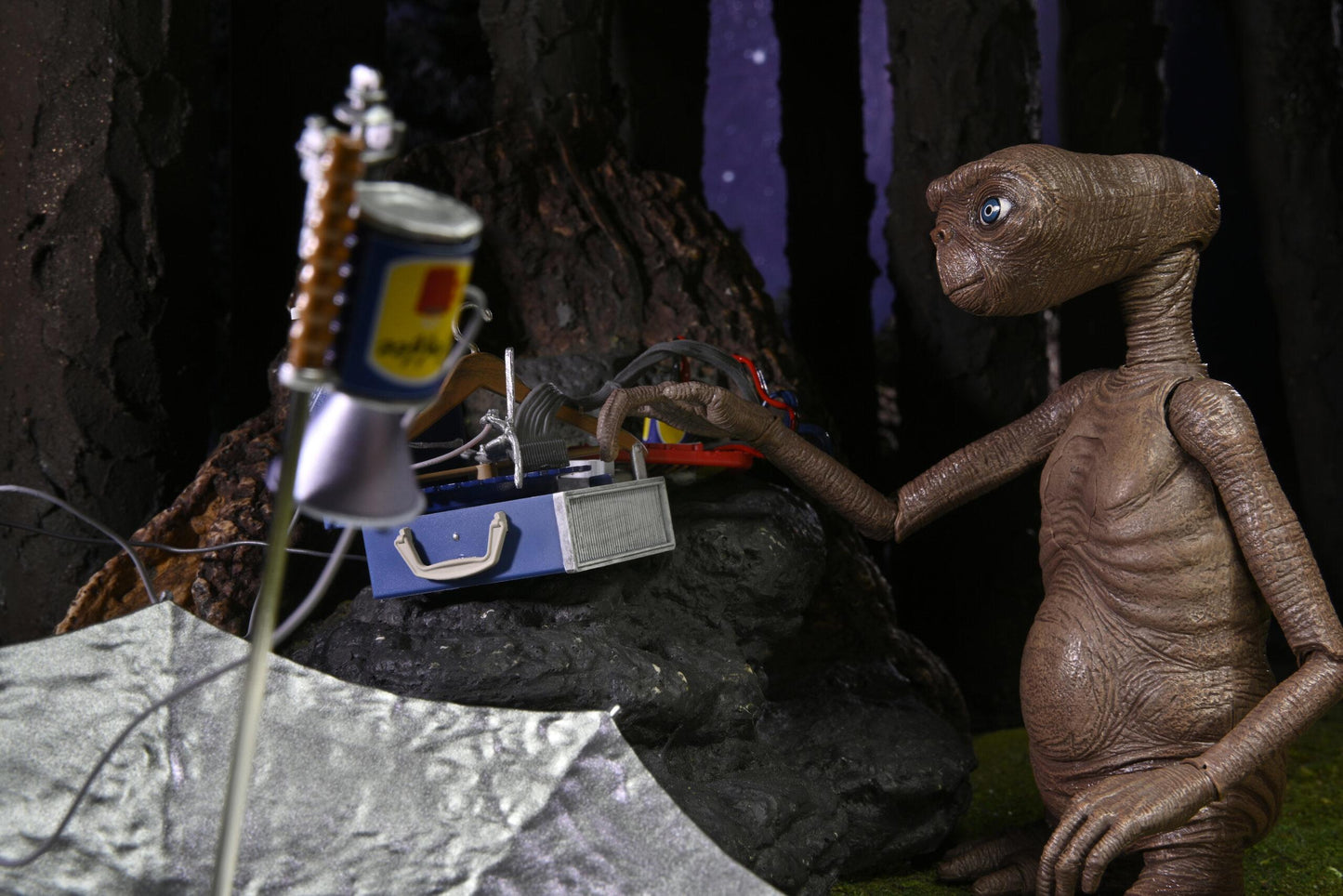 E.T. 40th Anniversary Deluxe Ultimate 7 Inch Scale Action Figure - E.T. with LED Chest