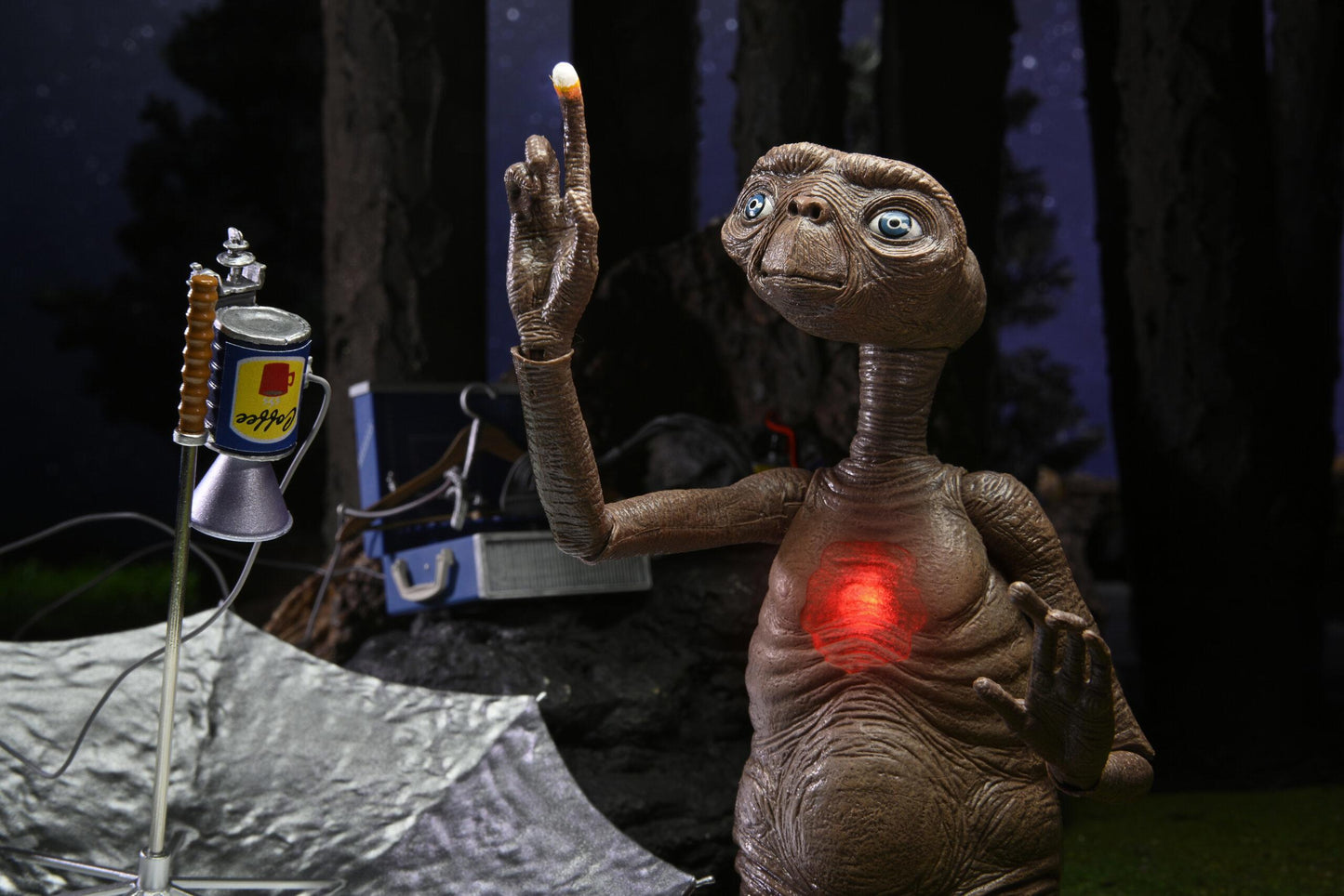 E.T. 40th Anniversary Deluxe Ultimate 7 Inch Scale Action Figure - E.T. with LED Chest