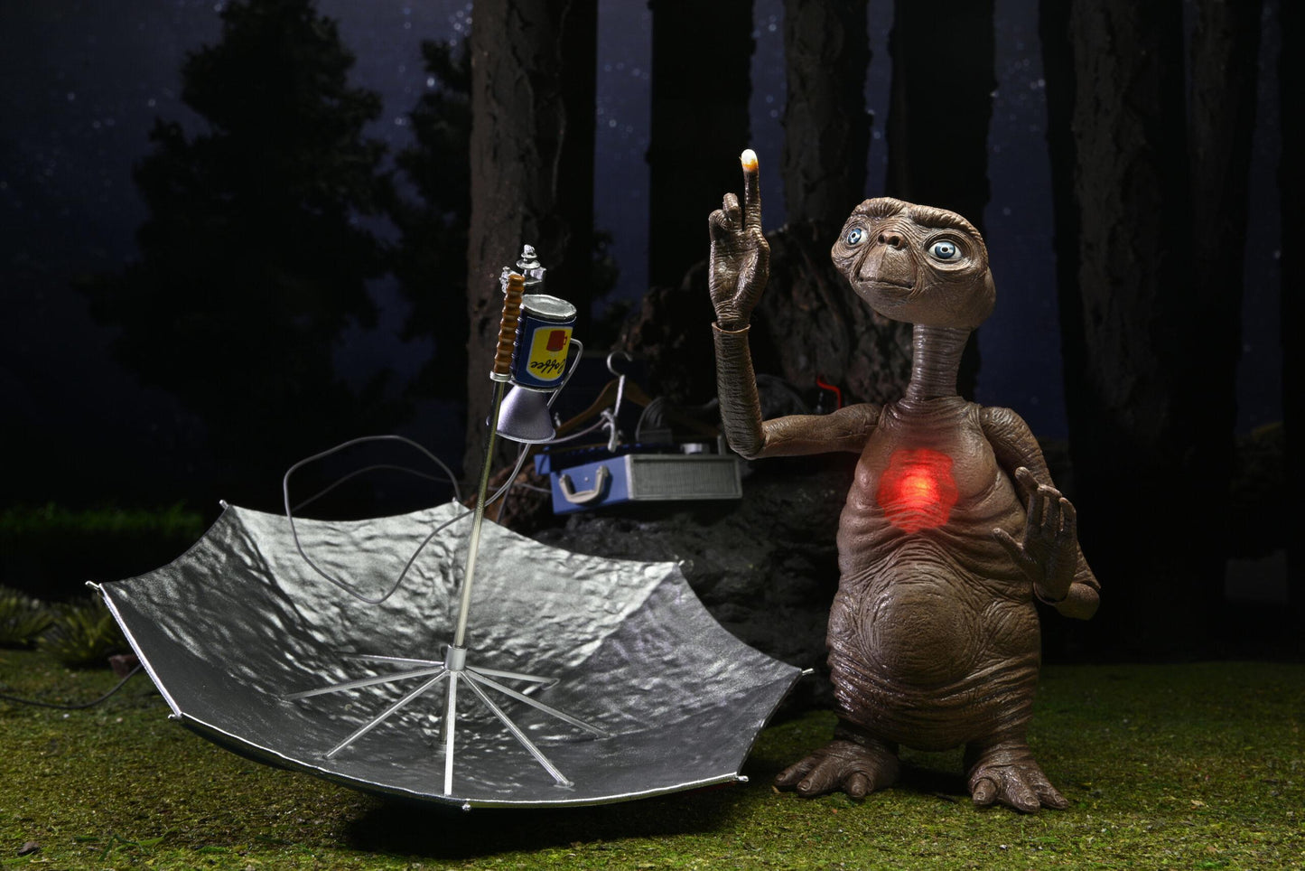 E.T. 40th Anniversary Deluxe Ultimate 7 Inch Scale Action Figure - E.T. with LED Chest