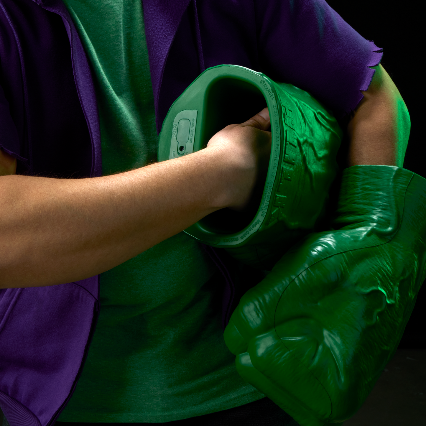 *PRE-ORDER Marvel Legends The Incredible Hulk Exclusive Roleplay Collectible - Incredible Hulk Fists