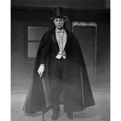Universal Monsters Ultimate 7 Inch Scale Action Figure - Dracula (Black and White)