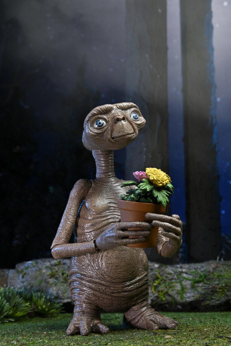 E.T. 40th Anniversary Ultimate 7 Inch Scale Action Figure - Classic E.T.